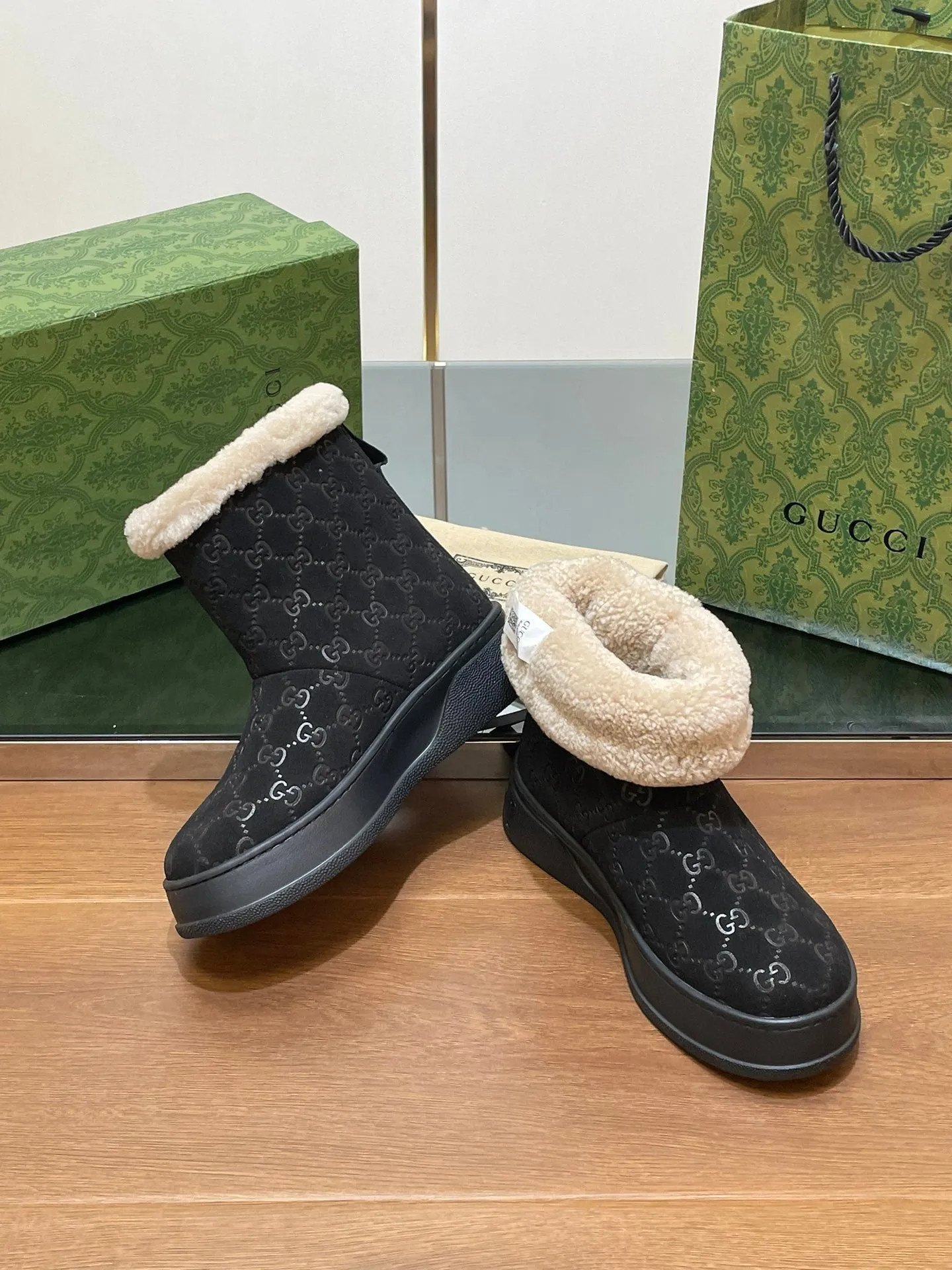 GG SNOW BOOTS IN BLACK EMBOSSED SUEDE AND BEIGE WOOL LINING