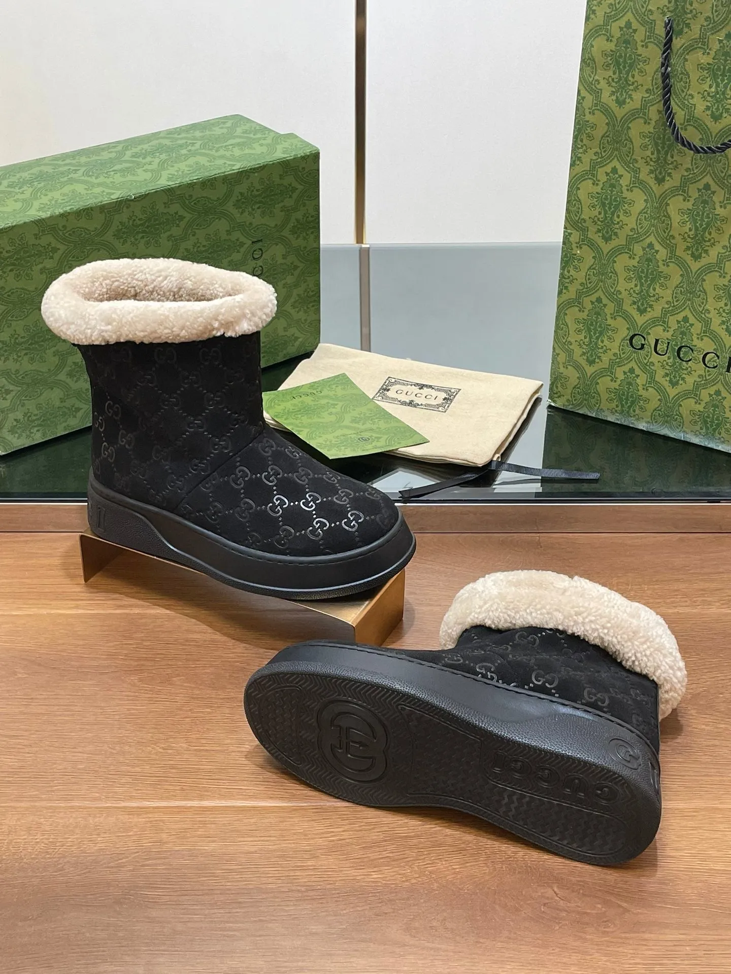 GG SNOW BOOTS IN BLACK EMBOSSED SUEDE AND BEIGE WOOL LINING