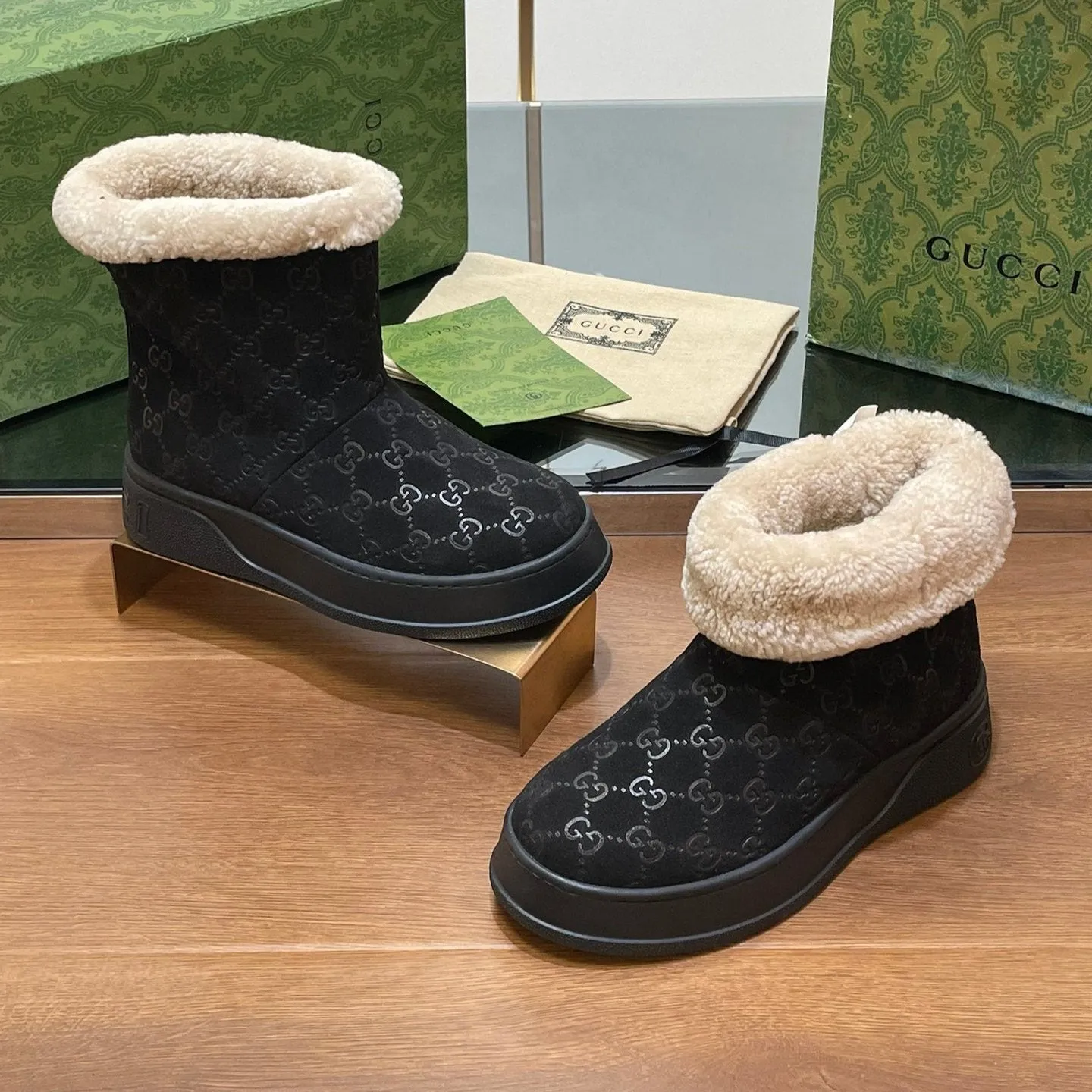 GG SNOW BOOTS IN BLACK EMBOSSED SUEDE AND BEIGE WOOL LINING