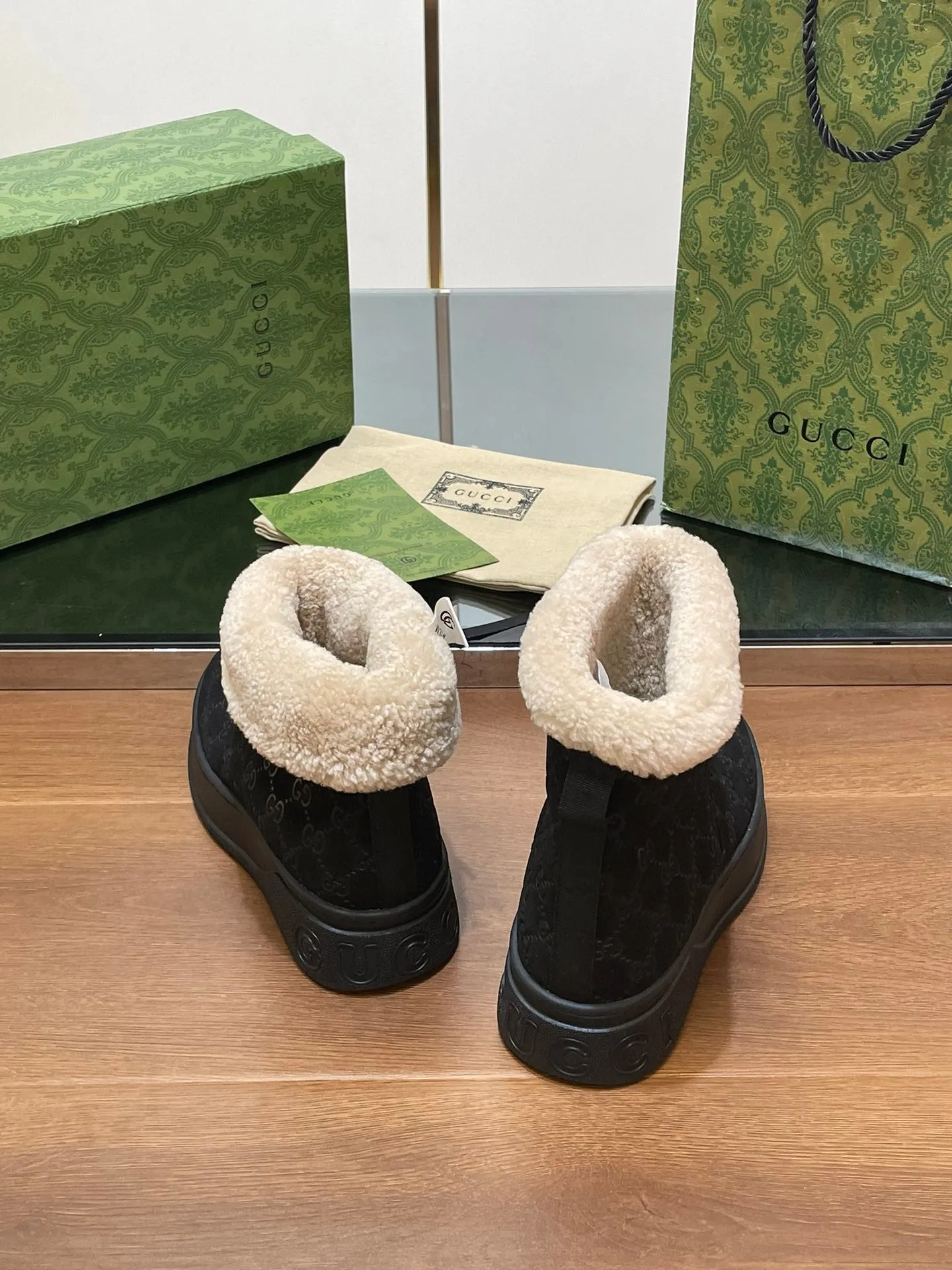 GG SNOW BOOTS IN BLACK EMBOSSED SUEDE AND BEIGE WOOL LINING