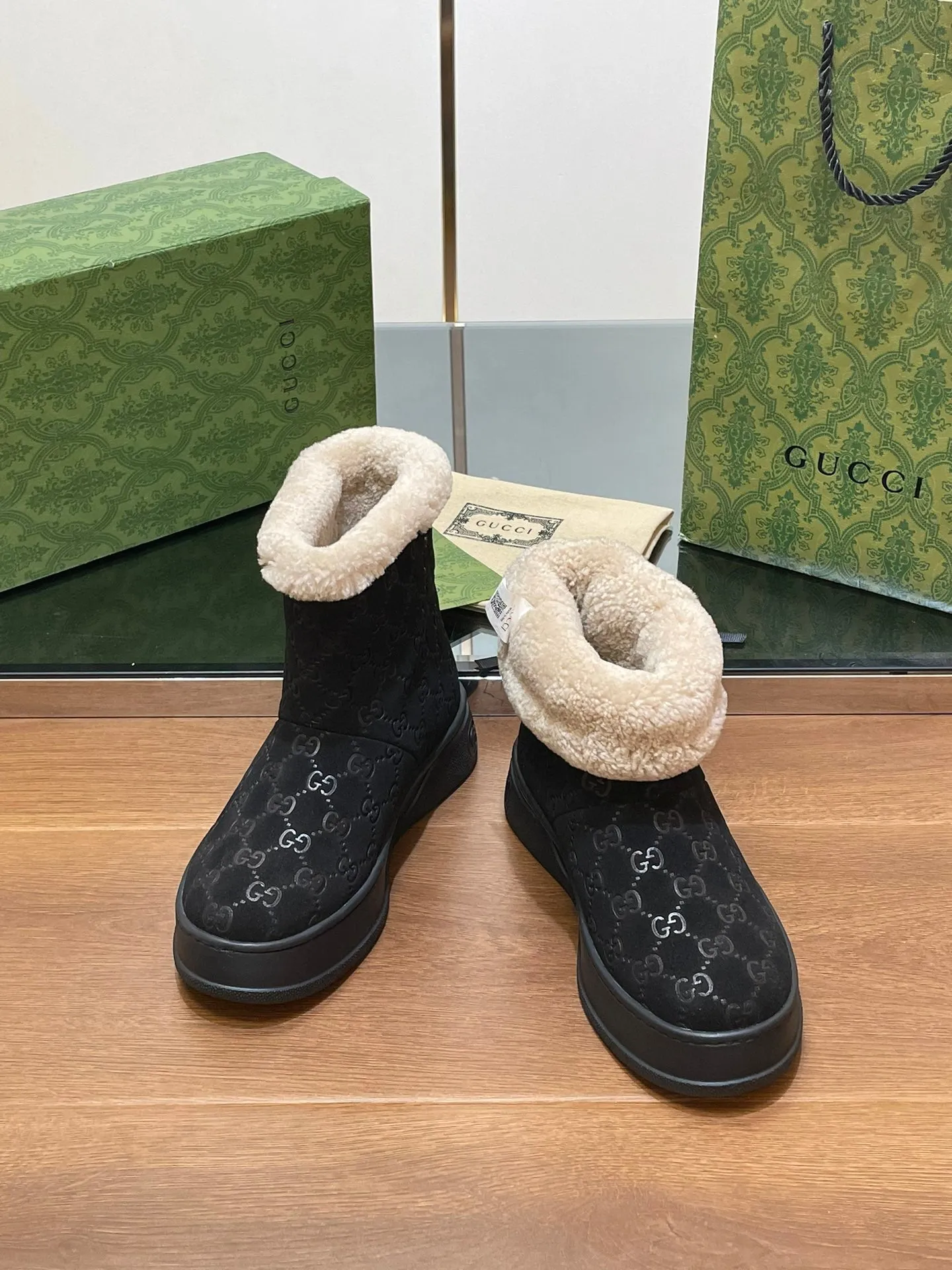 GG SNOW BOOTS IN BLACK EMBOSSED SUEDE AND BEIGE WOOL LINING