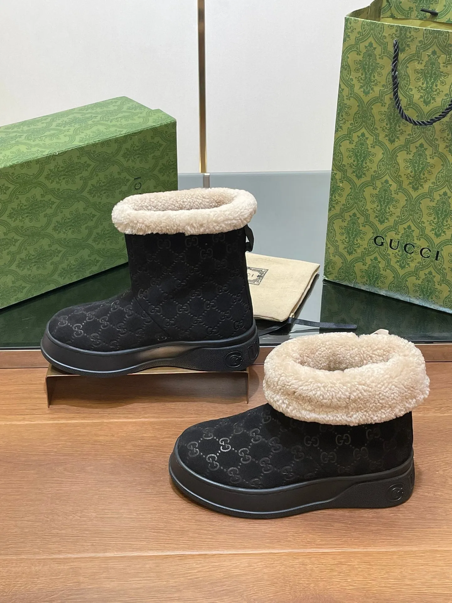 GG SNOW BOOTS IN BLACK EMBOSSED SUEDE AND BEIGE WOOL LINING