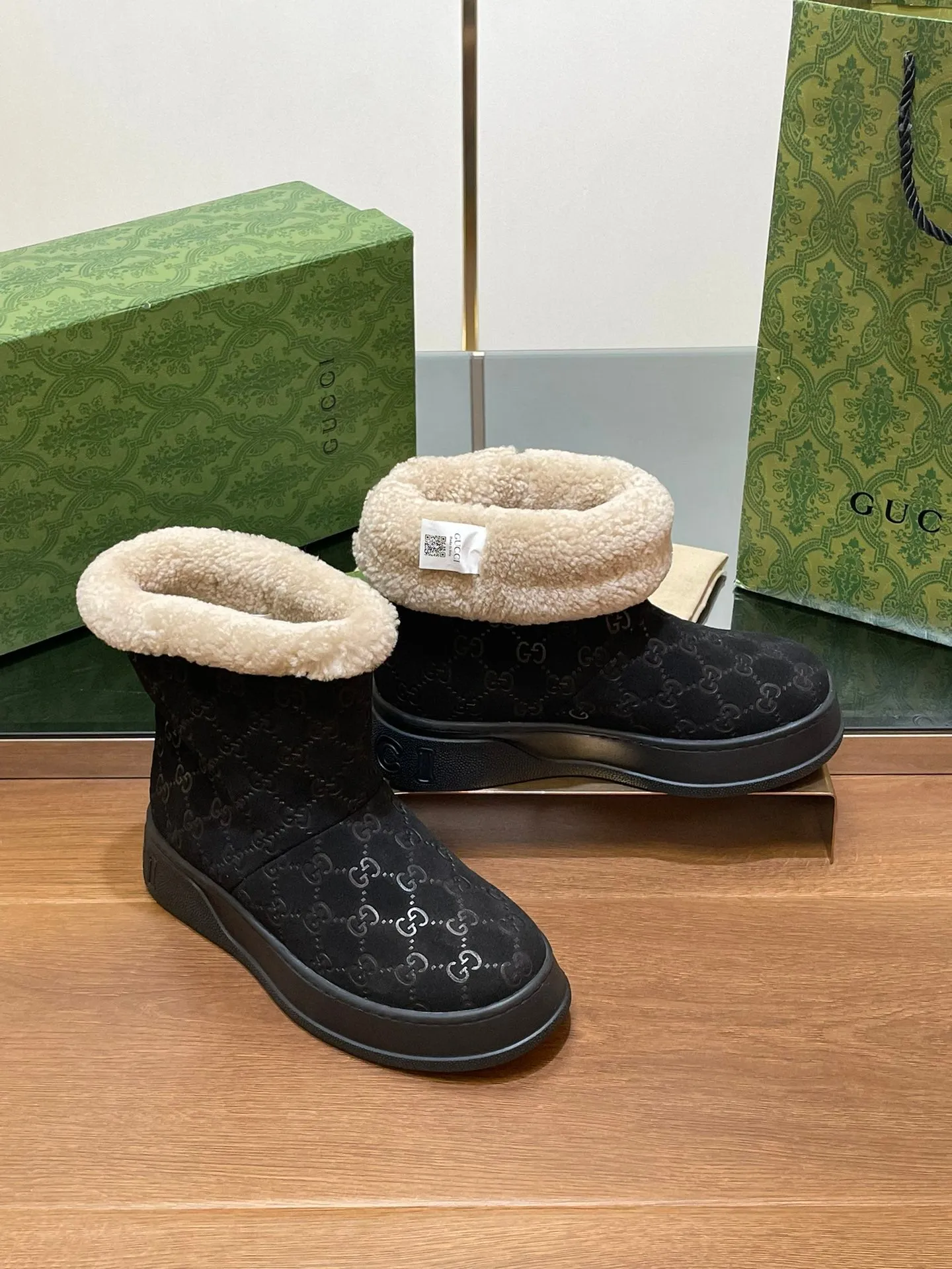 GG SNOW BOOTS IN BLACK EMBOSSED SUEDE AND BEIGE WOOL LINING