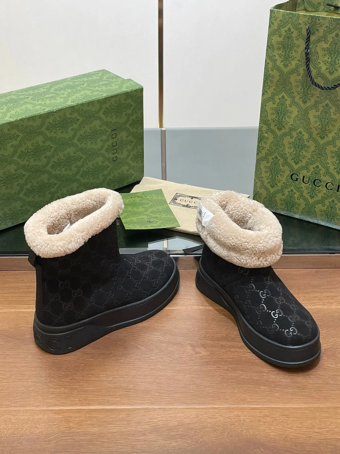 GG SNOW BOOTS IN BLACK EMBOSSED SUEDE AND BEIGE WOOL LINING